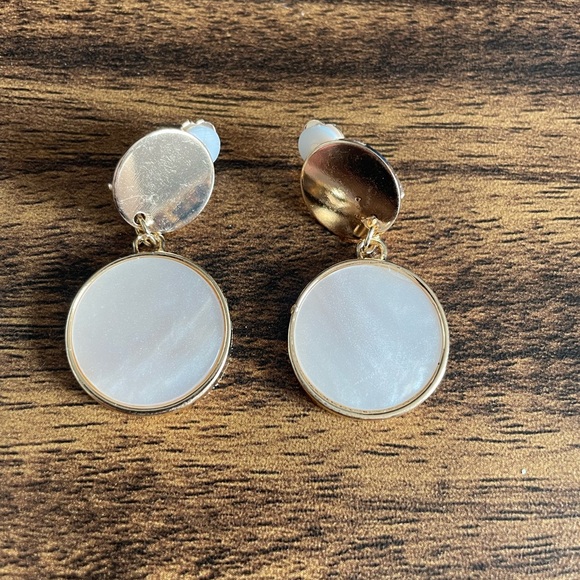 Gold and white round earrings - Picture 1 of 1